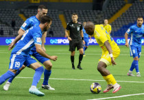 Усман Камара (с мячом) в матче "Астана" - "Улытау". ©ФК "Астана"