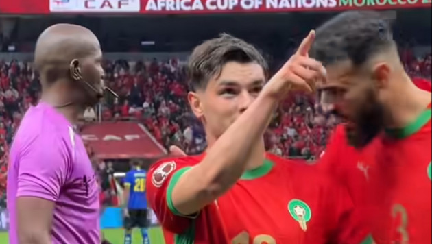 Браим Диас и Нуссаир Мазрауи празднуют гол в 1/8 финала Кубка Африки-2026. ©Кадр из видео