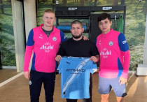 Эрлинг Холанд (слева) и Абдукодир Хусанов (справа) на встрече с Хабибом Нурмагомедовым (по центру). ©instagram.com/khabib_nurmagomedov/