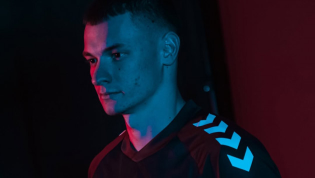 Ислам Чесноков на презентации в "Хартсе". Фото: ФК "Харт оф Мидлотиан"©