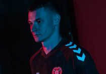 Ислам Чесноков на презентации в "Хартсе". Фото: ФК "Харт оф Мидлотиан"©