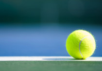 Теннисный мяч на корте. Фото: Depositphotos©