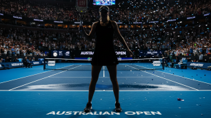 Теннисистка на корте Australian Open. Картинка сгенерирована нейросетью Gemini©