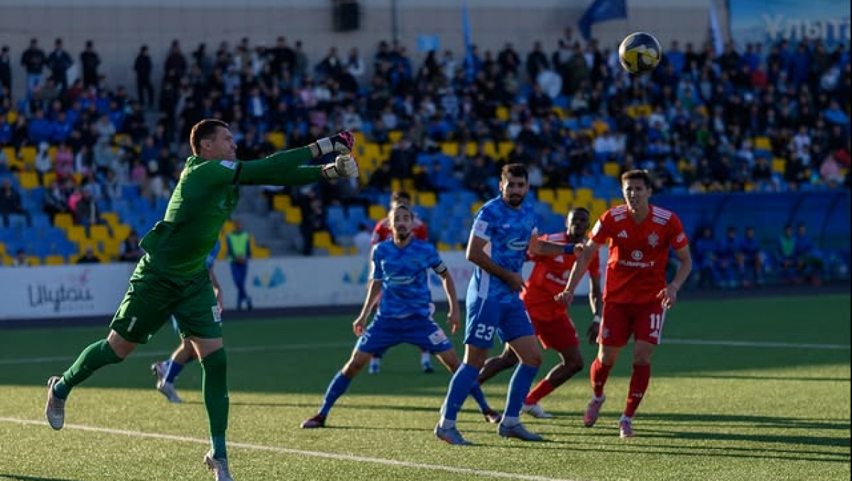 В казахстанском клубе расстались сразу с двумя тренерами