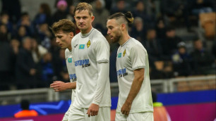 Егор Сорокин и Офри Арад в матче "Интер" - "Кайрат". Фото: ФК "Кайрат"/Данияр Ахметов©