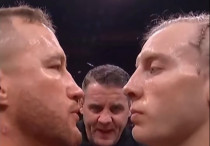 Джастин Гэтжи и Пэдди Пимблетт перед боем. Кадр из трансляции©