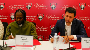 Виктор Мозес подписывает контракт с "Кайсаром". ©ФК "Кайсар"