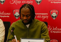 Виктор Мозес подписывает контракт с "Кайсаром". ©ФК "Кайсар"