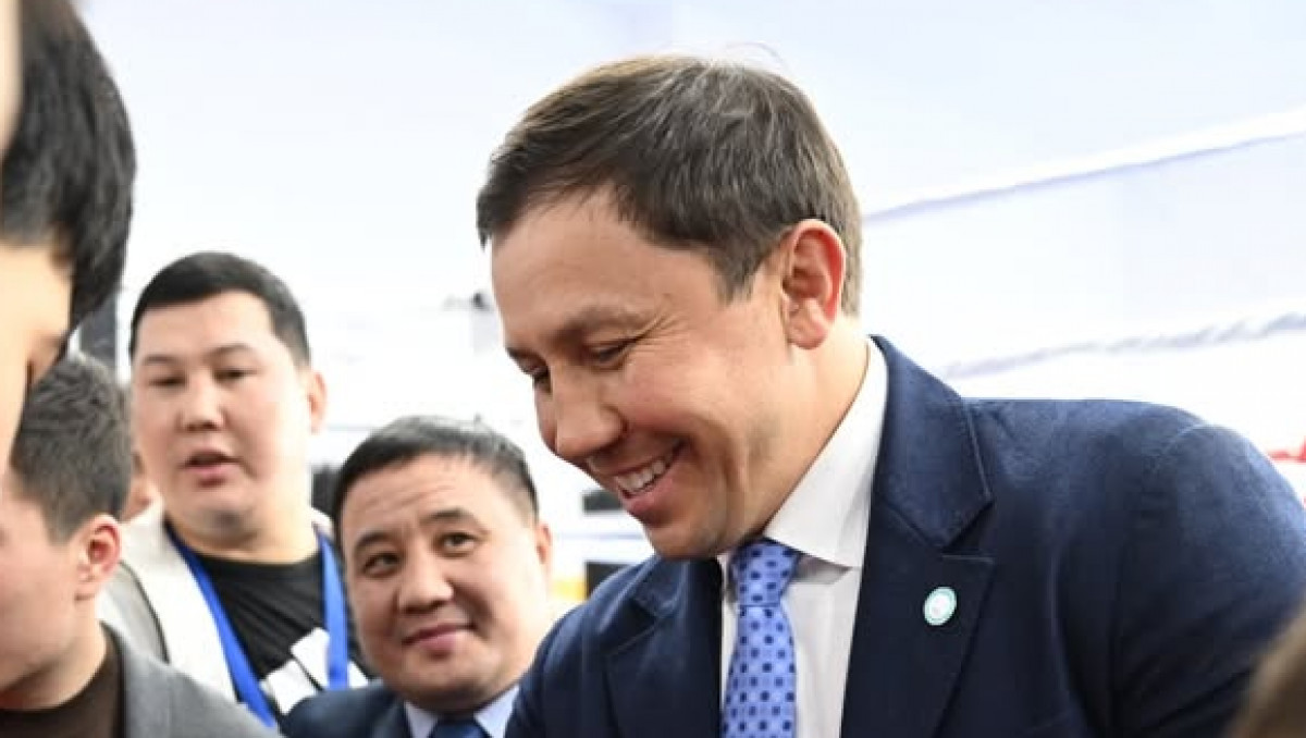 Геннадий Головкин сделал подарок главному тренеру сборной Узбекистана