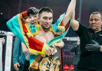 Дастан Амангельды с поясом NAIZA. Фото: NAIZA©