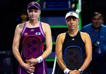Елена Рыбакина и Джессика Пегула на WTA Finals-2025. Фото: J48tennis©
