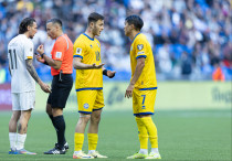 Максим Самородов и Галымжан Кенжебек в матче Казахстан - Северная Македония. Фото: КФФ©