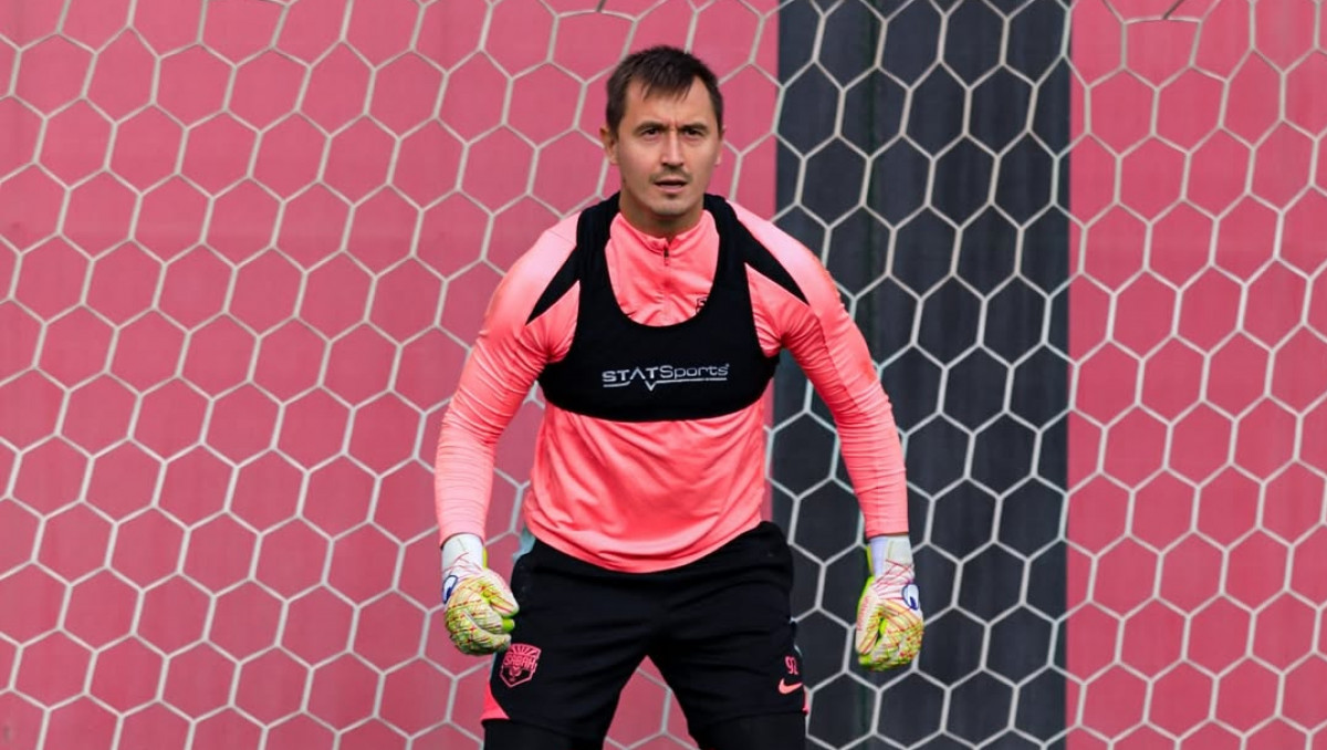 Вратарь сборной Казахстана помог европейскому клубу одержать победу