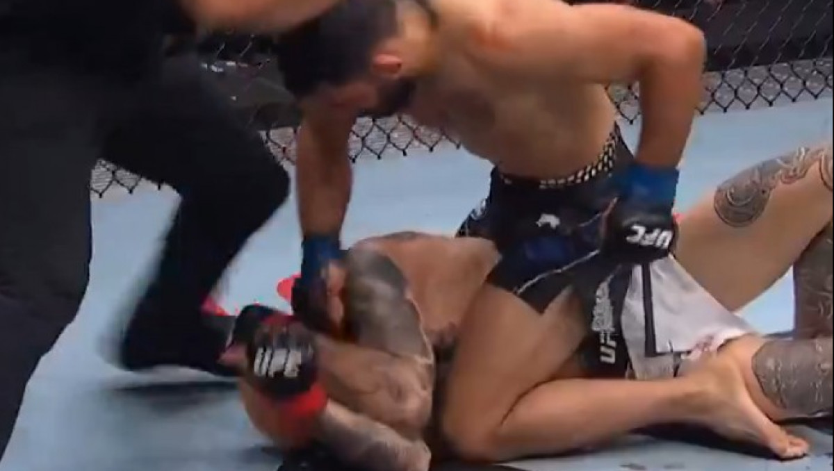 Досрочная развязка случилась в соглавном бою UFC