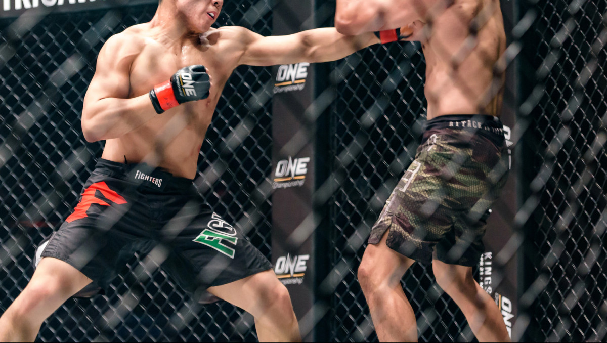 Казах отправил соперника в глухой нокаут на турнире в Узбекистане