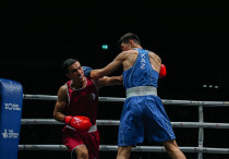 Торехан Сабырхан (справа) на ЧМ-2025 по боксу. ©KBF