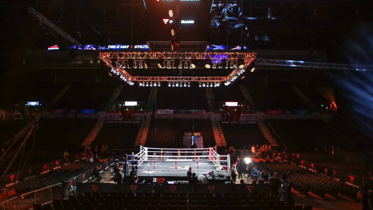 Казахстанский тяжеловес разгромил соперника и вышел в 1/4-ю турнира в Испании