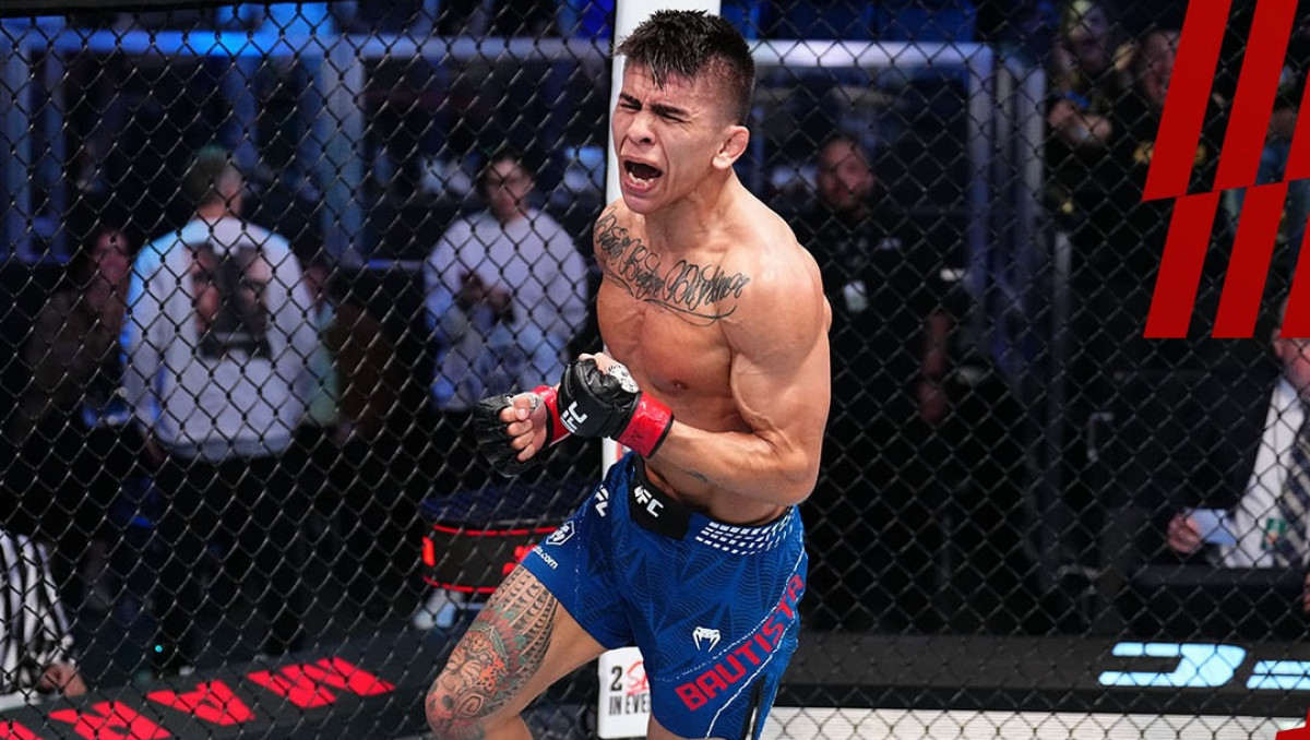 Досрочная развязка случилась в главном бою UFC с участием казахстанца