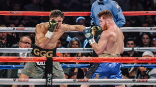 Геннадий Головкин (справа) в бою против Сауля Альвареса. ©Vesti.kz/Турар Казангапов