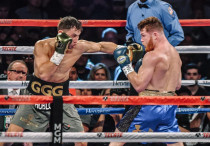 Геннадий Головкин (справа) в бою против Сауля Альвареса. ©Vesti.kz/Турар Казангапов