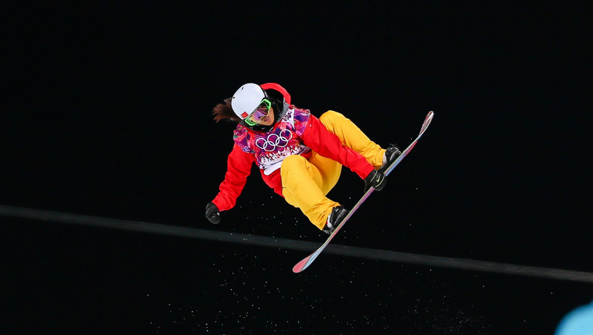 Сноубордистку из Китая госпитализировали после жуткого падения на Олимпиаде-2026