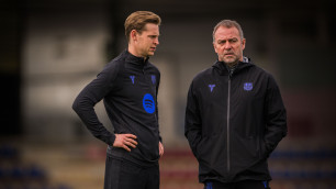 Френки Де Йонг и Ханс-Диттер Флик. Фото: x.com/FCBarcelona©