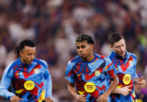 Жюль Кунде (слева), Ламин Ямаль (по центру), Роберт Левандовски (справа). ©Depositphotos/mrogowski_photography