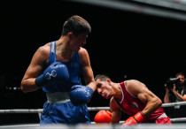Торехан Сабырхан (слева) на ЧМ-2025 по боксу в Ливерпуле (Англия). ©KBF