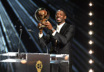 Усман Дембеле и его "Золотой мяч". ©x.com/ballondor