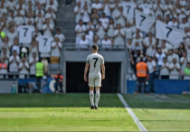 Футболист уходит под овации трибун. Фото сгенерировано нейросетью Grok©