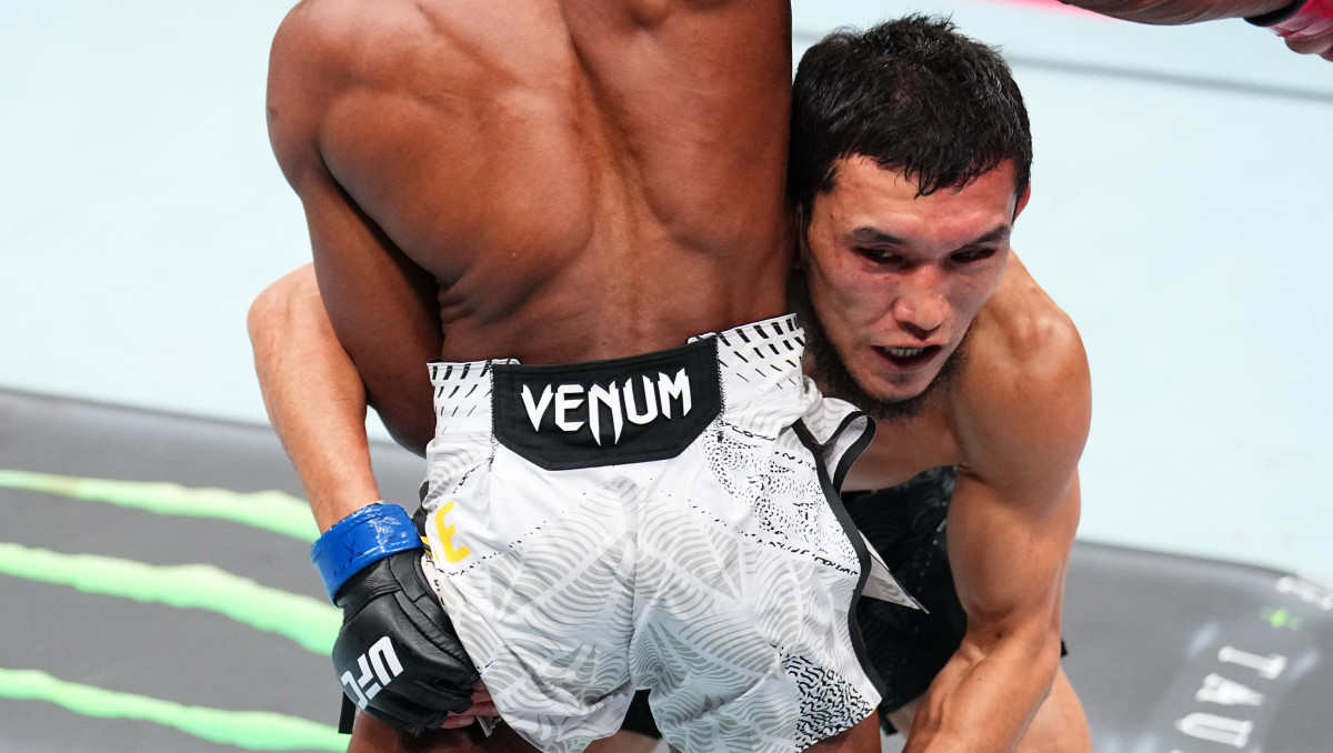 Видео полного боя: как казахстанец одержал первую победу в UFC