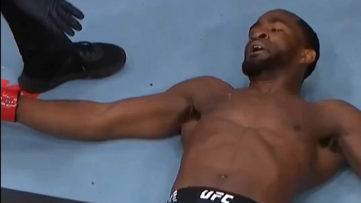 Соперника Рахмонова отправили в глухой нокаут в соглавном бою UFC