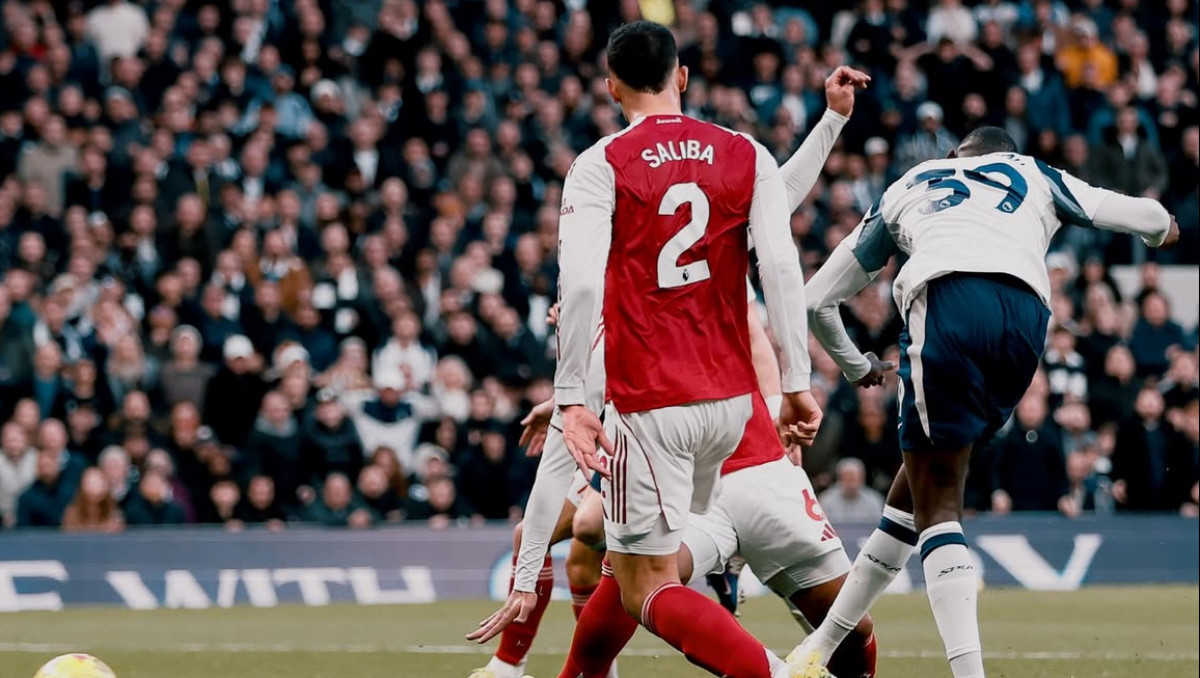 "Арсенал" разгромил "Тоттенхэм" и оторвался от "Ман Сити" в АПЛ