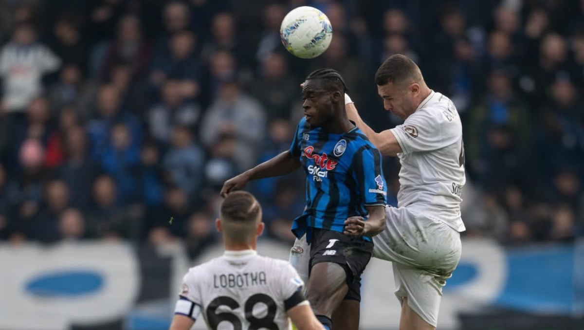 Фанат "Наполи" эмоционально отреагировал на решение судьи в матче и получил ножом от жены