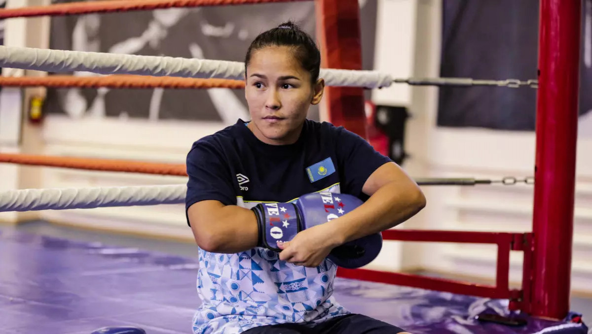 Казахстанка отправила в нокдаун и разгромила хозяйку малого ЧМ по боксу