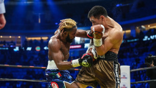 Жанибек Алимханулы (справа) в победном бою против Анауэля Нгамиссенге. ©Турар Казангапов/Vesti.kz.