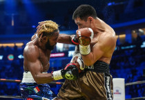 Жанибек Алимханулы (справа) в победном бою против Анауэля Нгамиссенге. ©Турар Казангапов/Vesti.kz.