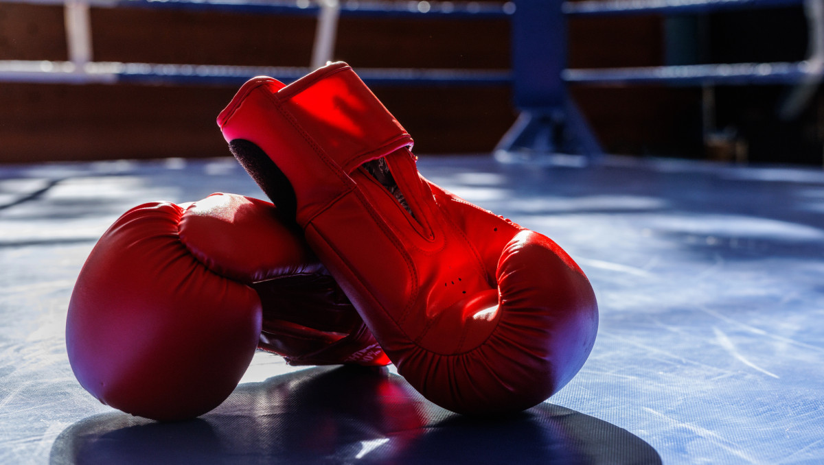 Казахстан выиграл первую медаль за день на малом ЧМ по боксу