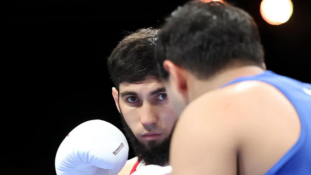 Двумя нокдаунами закончился бой Казахстан - Узбекистан за медаль малого ЧМ по боксу