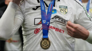 Игрок "Тобола" с Суперкубком Казахстана. Фото: Vesti.kz/Алимжан Аманжол©