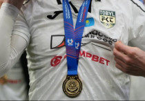 Игрок "Тобола" с Суперкубком Казахстана. Фото: Vesti.kz/Алимжан Аманжол©