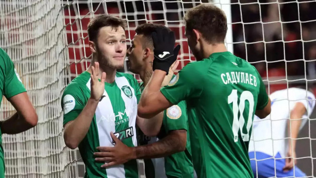 Максим Самородов (слева). ©ФК "Ахмат"