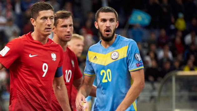 Роберт Левандовски и Сергей Хижниченко в матче Казахстан - Польша. Фото: КФФ©