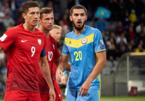 Роберт Левандовски и Сергей Хижниченко в матче Казахстан - Польша. Фото: КФФ©