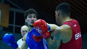 Санжарали Бегалиев (в синем). Фото: Kazakhstan Boxing Federation©