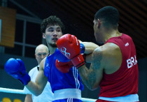 Санжарали Бегалиев (в синем). Фото: Kazakhstan Boxing Federation©