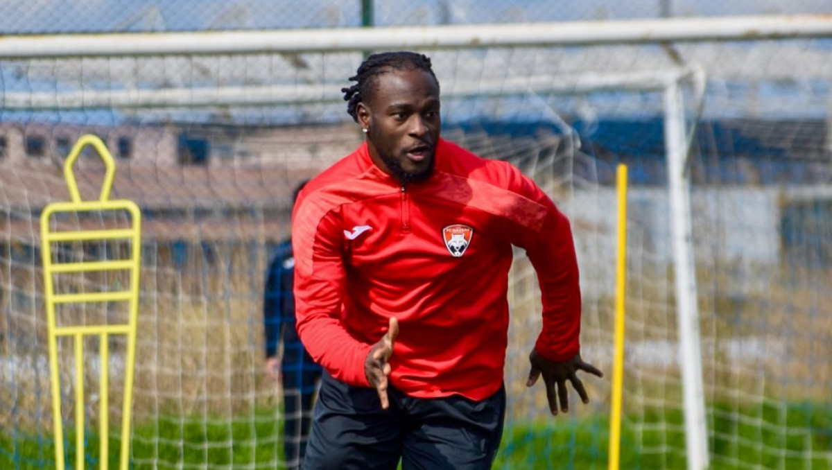 Экс-звезда "Челси" не может прилететь из Дубая в Казахстан: есть причина