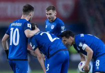 Максим Самородов (слева) в сборной Казахстана. ©КФФ