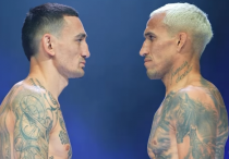 Макс Холлоуэй и Чарльз Оливейра. Скрин из видео UFC©