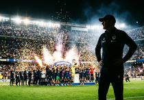 Тренер празднующей команды. Фото сгенерировано нейросетью Gemini©